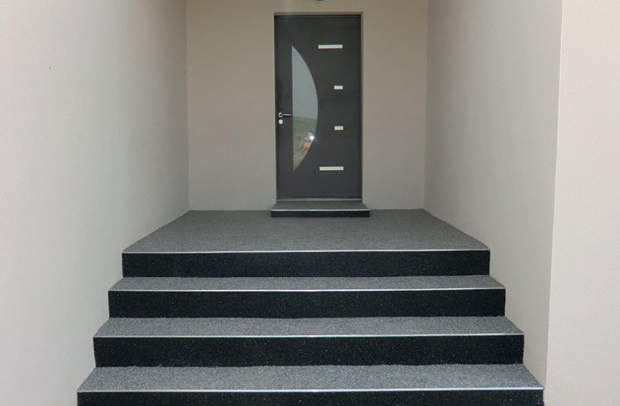 Moquette de pierre : un revêtement idéal des escaliers extérieurs